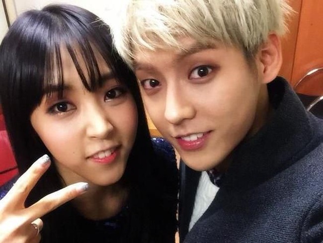 Satu lagi kembaran Moonbyul Mamomoo yaitu Minhyuk BTOB. Tahu bahwa keduanya punya wajah yang serupa, mereka pun pernah foto bersama. (Foto: ist)