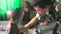 Hari ini sebanyak 14 korban gizi buruk dan campak yang berada di Distrik Atsj Kabupaten Asmat Papua dievakuasi. Proses evakuasi ini dilakukan oleh tim satgas terpadu. Muhhamad Aidi/AFP.