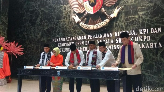 Anies dan Pejabat Pemprov DKI Teken Perjanjian Target Kinerja
