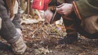 Tidak hanya berkostum Viking, mereka juga bertahan hidup layaknya Viking di masa lalu. Seperti menyalakan api dengan kayu. (Projekt Viking/Facebook)