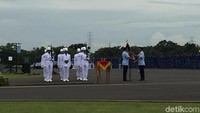 Agenda dimulai dengan penyematan lencana oleh Hadi kepada Yuyu kemudian dilanjutkan dengan penyerahan panji Swabhuana Paksa.