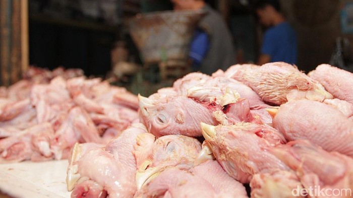Para pedagang ayam potong melayani pembeli di Pasar Soreang, Kabupaten Bandung, Jawa Barat, Jumat (19/1/2018). Saat ini harga ayam potong di pasar tersebut merangkak naik hingga tembus Rp 38 ribu/kg.