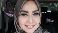 Tessa Kaunang berhijab dalam sinetron. Meski begitu banyak komentar membanjiri medsosnya ketika ia memposting foto berjilbabnya ini. Foto: Instagram/thessakaunangtuiit