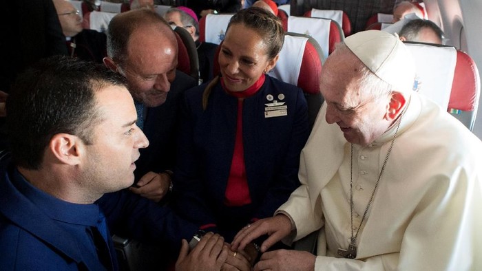 Pertama Kali! Paus Fransiskus Nikahkan Pasangan di Atas Pesawat