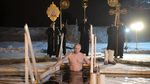 Saat Vladimir Putin Telanjang Dada dan Nyelup ke Danau