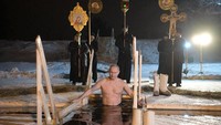 Putin kemudian nyelup ke dalam air danau yang dingin.