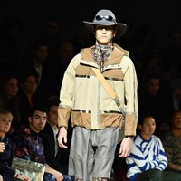 Selain jaket parka, kemeja safari, legging, serta pilihan tas, desainer Inggris kelahiran Afrika itu turut menyertakan deretan boots yang menarik atensi. (Foto: Pascal Le Segretain/Getty Images)