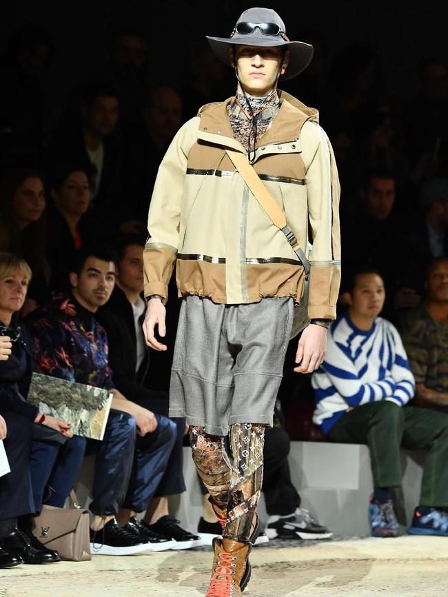 Selain jaket parka, kemeja safari, legging, serta pilihan tas, desainer Inggris kelahiran Afrika itu turut menyertakan deretan boots yang menarik atensi. (Foto: Pascal Le Segretain/Getty Images)