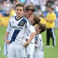 Brooklyn Beckham di usia 13 tahun sudah tampak gagah. Apalagi saat memakai kaus sepakbola. (Foto: Getty Images)