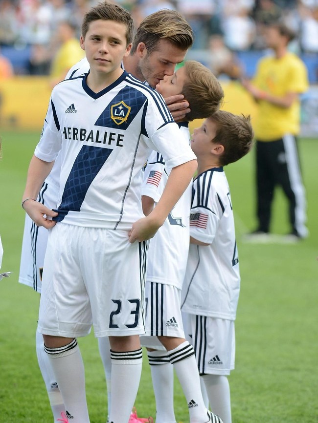 Brooklyn Beckham di usia 13 tahun sudah tampak gagah. Apalagi saat memakai kaus sepakbola. (Foto: Getty Images)
