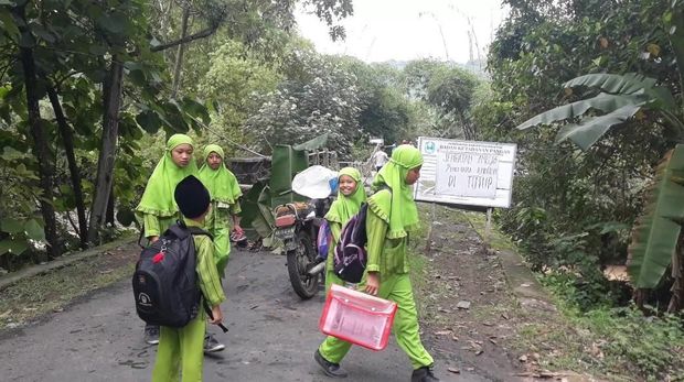 Perjalanan anak sekolah dari dan ke sekolah terganggu