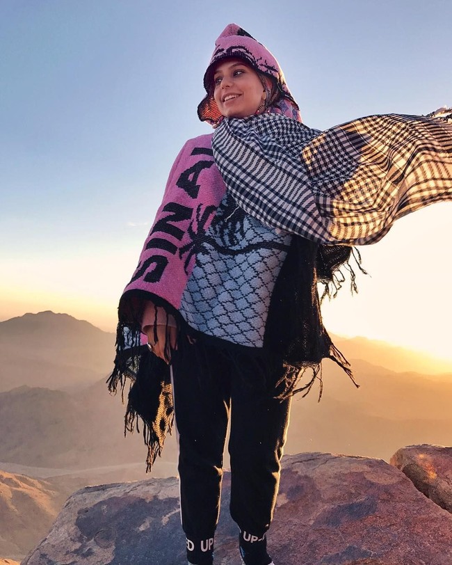 Menginjak gurun pasir di Mesir, Haifa Basseiso memilih kain bermotif sorban lengkap dengan ponco dari kain rajut. Foto: Instagram