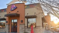 Selama kehamilan keduanya, Kristin Johnston selalu ngidam Taco Bell. Restoran ini menyajikan menu Tex-Mex seperti burrito, quesadilla dan nachos. Foto: Kristin Johnston