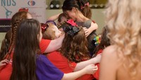Tampil dengan messy bun, Meghan Markle tak berjarak dengan anak-anak ini.