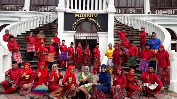 Pakai Baju Adat, PNS Cantik Ini Siap Layani Warga Palembang