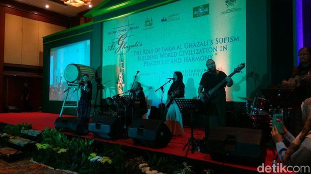 Penampilan Band Debu di acara pembukaan seminar Internasional Tasawuf Imam Al-Ghazali