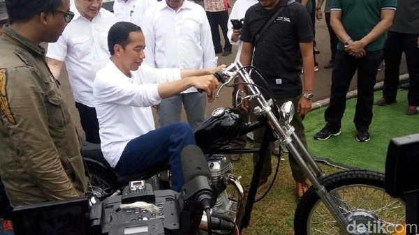 Penampakan Motor Chopper Emas Jokowi Saat Diantar ke Istana Bogor