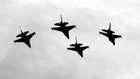 Empat pasawat tempur F-16 menunjukan kebolehannya saat bermanuver di udara selama acara serah terima jabatan Kepala Staf TNI AU (KSAU).