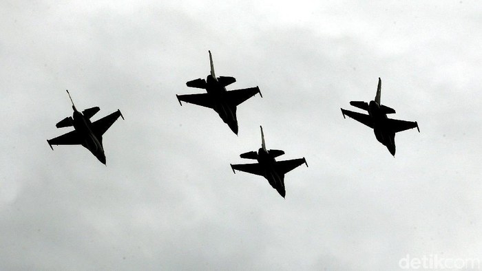 Serah terima jabatan Kepala Staf TNI AU (KSAU) semakin dimeriahkan dengan aksi akrobatik manuver pesawat F-16.