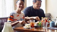 Persahabatan Igun dan Ruben Onsu memang sudah diketahui publik. Dalam foto ini terlihat mereka menikmati menu sarapan bersama. Foto: Instagram @ivan_gunawan