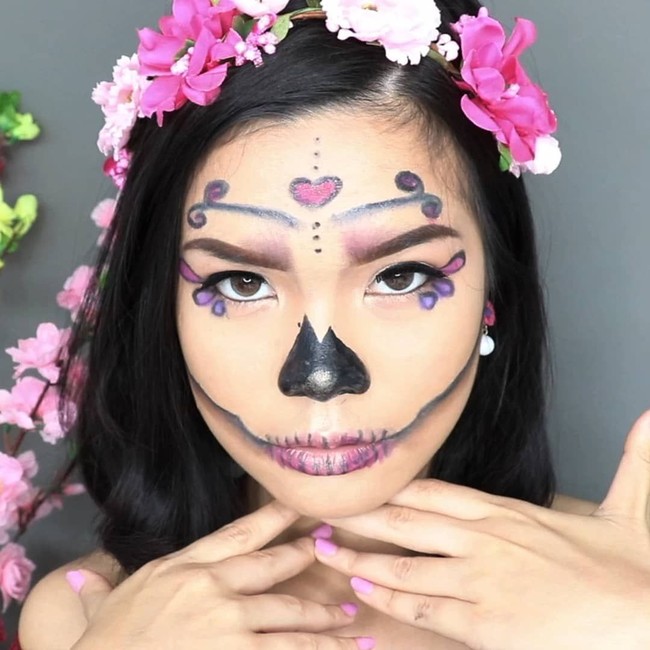 Kini Sinta merupakan seorang beuaty vlogger yang kerap kali membagikan tutorial makeup di akun YouTubenya. Ini adalah salah satu tampilan makeup tutorial dari Sinta untuk penampilan Hallowen kemarin.Foto: Instagram