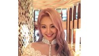 Hyoyeon memakai kebaya di Jakarta. Di Instagram ia menulis, Saya senang banget. Mau bertemu lagi. Terima kasih.