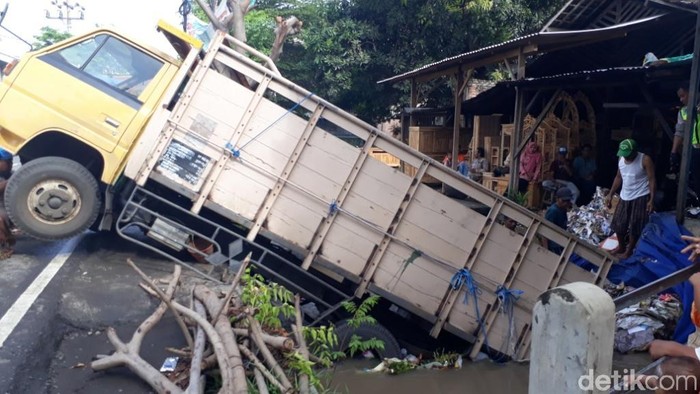 Truk Muat Kertas Masuk Sungai, Ini Penyebabnya