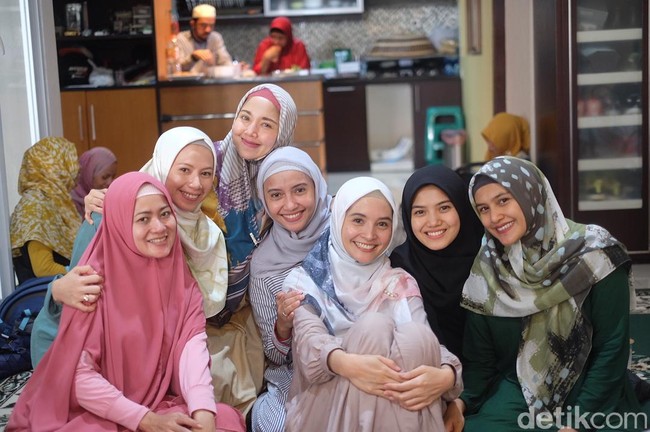 Di pengajian lainnya, Ratu Anandita tampak hadir bersama Herfiza istri Ricky Harun. Foto: Instagram