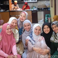 Di pengajian lainnya, Ratu Anandita tampak hadir bersama Herfiza istri Ricky Harun. Foto: Instagram