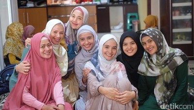 9 Momen Kebersamaan Artis-Artis Cantik yang Suka Ngaji Bareng, Bikin Adem