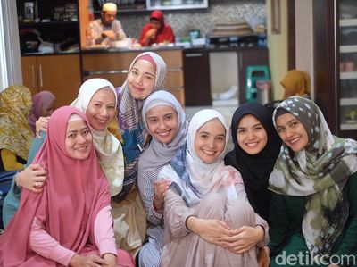 9 Momen Kebersamaan Artis-Artis Cantik yang Suka Ngaji Bareng, Bikin Adem