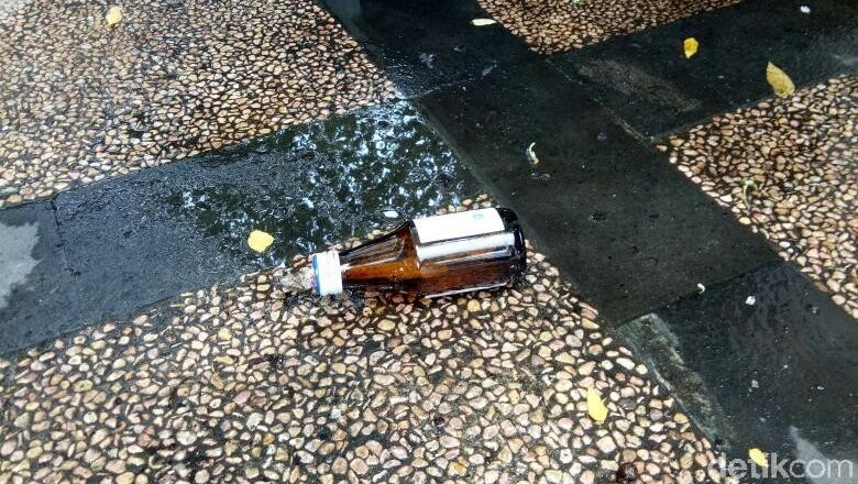 Penemuan Botol Mirip Molotov Kagetkan Pegawai Pemuda Pancasila Penemuan Botol Mirip Molotov Kagetkan Pegawai Pemuda Pancasila