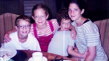 Usia 11 tahun, Zuckerberg kecil mulai menulis pemrograman komputer. Dia memang dikenal sebagai anak cerdas dan masuk sekolah prestisius Philips Exeter Academy. Foto: Facebook