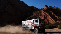 Seperti kelas motor, mobil, quad, dan atv, truk-truk yang turun di ajang Reli Dakar menempuh rute dan jarak tempuh yang sama. (Dan Istitene/Getty Images)