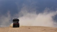 Demi bisa menempuh perjalanan panjang hingga ratusan kilometer per etape, truk-truk ini punya tanki bahan bakar yang mampu menampung hingga 1.000 liter (Dan Istitene/Getty Images)
