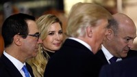 Begitupun dengan Ivanka yang menatap sang ayah.