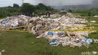 Tumpukan karung itu diberi garis polisi.