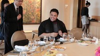 Makan siang di Taiwan, Igun terlihat duduk santai di depan meja makan bentuk bulat. Di depannya sudah ada beberapa makanan yang siap disantap. Foto: Instagram @ivan_gunawan