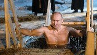 Ada pula momen Putin nyelup ke danau untuk menjalani ritual keagamaan (Foto: Sputnik/Alexei Druzhinin/Kremlin via REUTERS)