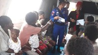Evakuasi dilakukan Jumat pukul 06.00 WIT  oleh anggota Polres Mimika yang tergabung dalam Satgas Terpadu Kemanusian. Mereka terdiri dari 4 orang ditambah 1 motoris dan 1 penunjuk arah bergerak dari Dermaga Agats. Tim mengantar barang medis  dan bahan makanan yang disalurkan oleh Bhayangkari Daerah Papua. 