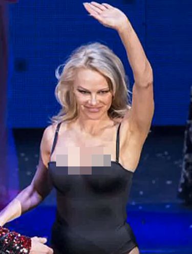 Pamela Anderson pakai leotard.