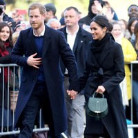 Tiba di Cardiff Castle, keduanya terlihat kompak dalam balutan mantel hitam untuk menghangatkan tubuh dari udara dingin Wales yang menusuk. (Foto: Getty Images)