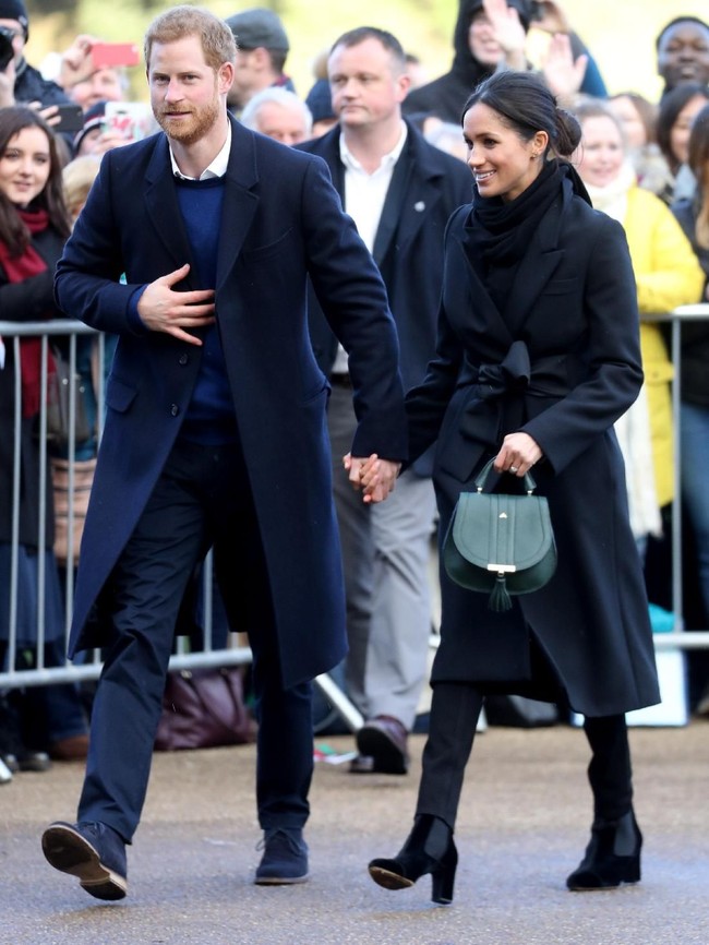 Tiba di Cardiff Castle, keduanya terlihat kompak dalam balutan mantel hitam untuk menghangatkan tubuh dari udara dingin Wales yang menusuk. (Foto: Getty Images)