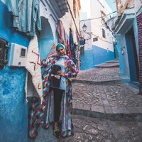 Saat mengunjungi Maroko, Haifa Basseiso mengenakan outerwear dengan corak geometris dan kaos bergambar wanita berniqab. Warnanya senada dengan bangunan di sana, so stylish! Foto: Instagram