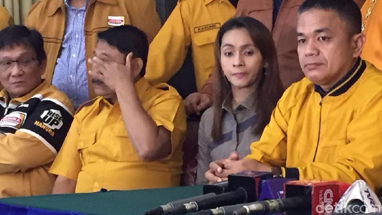 Bupati Talaud Sri yang Dinonaktifkan Mendagri Jadi Kader Hanura Bupati Talaud Sri yang Dinonaktifkan Mendagri Jadi Kader Hanura