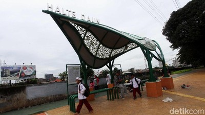 Unik, Halte Bus di Daan Mogot Ini Berbentuk Daun