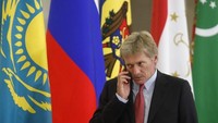 Skandal jam tangan mewah juga sempat menyeret juru bicara Presiden Rusia Vladimir Putin, Dimitry Peskov. Skandal ini berawal saat foto pernikahan Peskov beredar luas dan jam tangan yang melingkar di pergelangan tangannya mencuri perhatian. Jam tangan itu bermerk Richard Mille dan dihiasi dengan emas 18 karat (Foto: AFP PHOTO / POOL / SERGEI KARPUKHIN)
