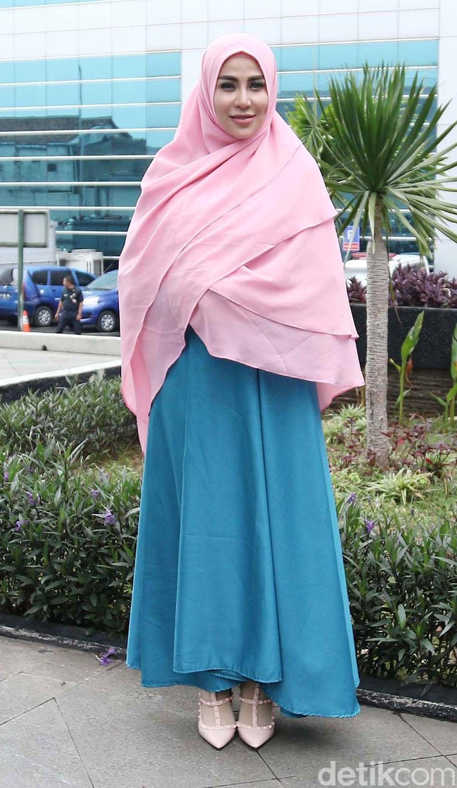 Penyanyi Keong Racun, Cinta Penelope ikut mengejutkan publik dengan keputusannya untuk berhijab pada Januari 2018. Tak tanggung-tanggung, penyanyi dangdut itu menutup auratnya dengan tampilan syari. Foto: Ismail/detikHOT