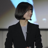 Baek Jin Hee di drama Jugglers dengan rambut bob yang selalu ditata bervolume. Poni yang tipis membuat potongan rambut bob tak terkesan terlalu berat untuk wajah imutnya. (Foto: istimewa)