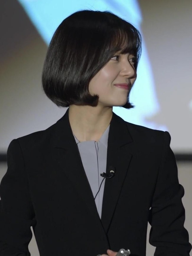 Baek Jin Hee di drama Jugglers dengan rambut bob yang selalu ditata bervolume. Poni yang tipis membuat potongan rambut bob tak terkesan terlalu berat untuk wajah imutnya. (Foto: istimewa)